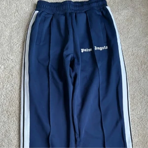 Palm angels byxor - Palm angels byxor perfekta byxor. Endast testad fåtal gånger så skicket är som nytt priset går och diskutera vid snabbaffär.