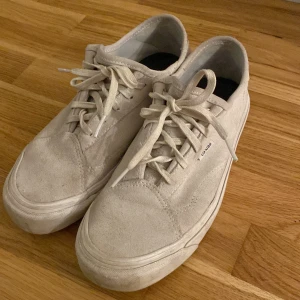 Vita sneakers från Vans - Säljer ett par vita Vans sneakers i storlek EUR 37. De är i välanvänt skick med klassisk snörning och en stilren design. Perfekta för vardagsbruk och passar till det mesta i garderoben. 