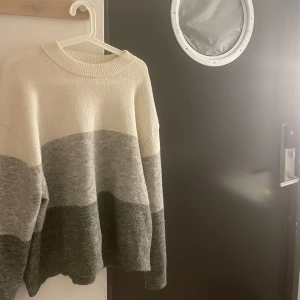 Stickad höst tröja  - Hej säljer min tröja från Hm i storlek M . Köptes runt ett halv år sen men inte kommit till användning. Hör av er för mer bilder och info ☺️kan även gå ner i pris vid smidiga o snabba köp 