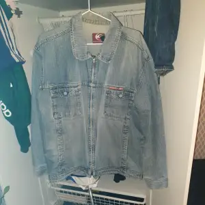 Denimjacka med snygg ljusblå wash och coola detaljer. Skulle säga att den passar som ungefär L men det står xl. Väldigt bra skicka och bra kvalite med ykk dragkedja.