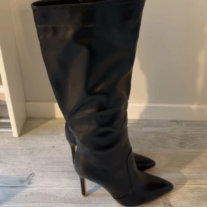 Läderboots - Endast provade. Tänkte ha på halloween men ångrade mig. Kostade 450 nya