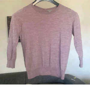 Rosa långärmad tröja med snörning - Säljer en superfin rosa tröja med trekvartsärmad och en snygg snörning i ryggen. Perfekt för både vardag och lite finare tillfällen. Tröjan är i ett mjukt material och har en normal passform. Passar perfekt till höst och vår!