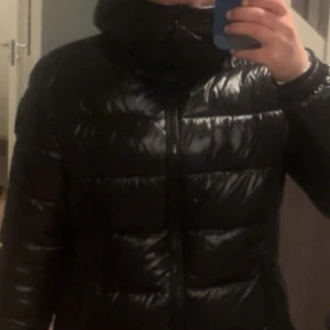 Vinterjacka  - Säljer min knappt andvända save the duck vinterjacka! Är i bra skick har inget som är sönder! Den är som den är på bilden, glasigt material. (Ny pris: 3499kr)