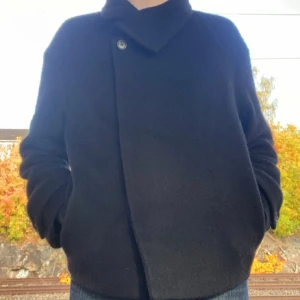 Arket kappa kort - Säljer favokappa då jag vill byta till en annan färg. Jättebra skick, inte trasig/sliten någonstans, därav priset. Kappan är i ull vilket gör den varm till vintern/hösten. Kragen värmer också. Jag brukar ha S/M, 177cm.Pris diskuterbart vid snabbt köp