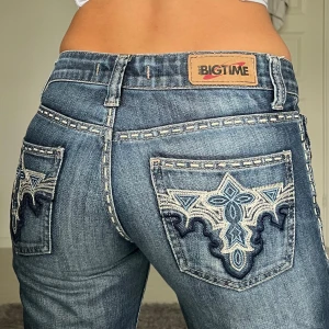 Jeans - Midjemått: 37cm rakt över, innerbenslängd: 81cm 💕