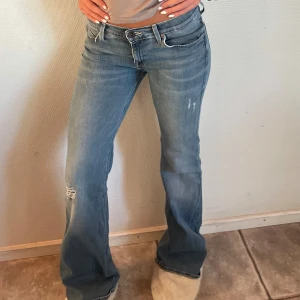 Lågmidjade jeans från Lee - Superfina och sköna lowwaist jeans från Lee, bra skick !! ( se bilder ) ❤️ Sitter som en smäck på mig!
