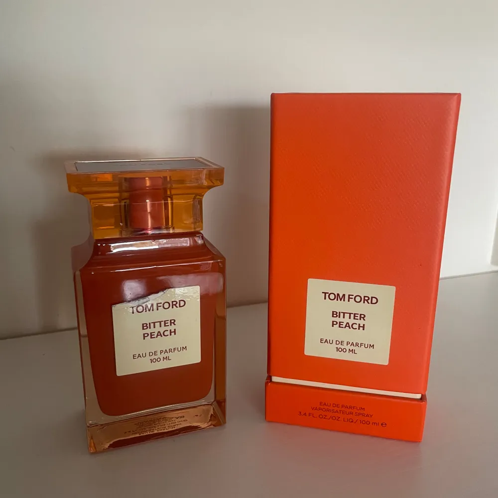 Tom Ford bitter peach 100 ml, helt ny. Lappen på själva perfymen har skadats. Nypris 4000 vårat pris 1399. Vid mer information kontakt oss ✅. Parfym.