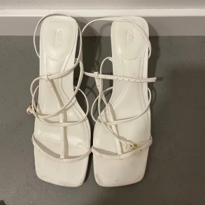 Vita klackar Zara - Vita klackar från Zara, storlek 36