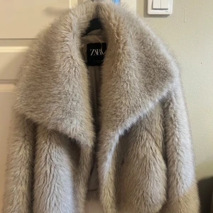 Päls jacka  - Säljer min päls jacka ifrån Zara, då den inte kommer till andvänding. Den är köpt förra året och andvänt ett fåtal gånger 🩷