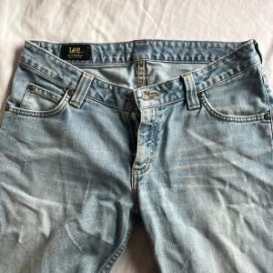 Dösnygga lågmidjade bootcut jeans ifrån Lee, med snygga detaljer på bakfickorna i jätte bra skick överlag förutom att dom är lite slitna längst ner på baksidorna av benen, se sista bilden.