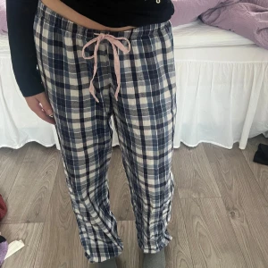 Pyjamasbyxor  - Rutiga pyjamasbyxor med rosa snöre.
