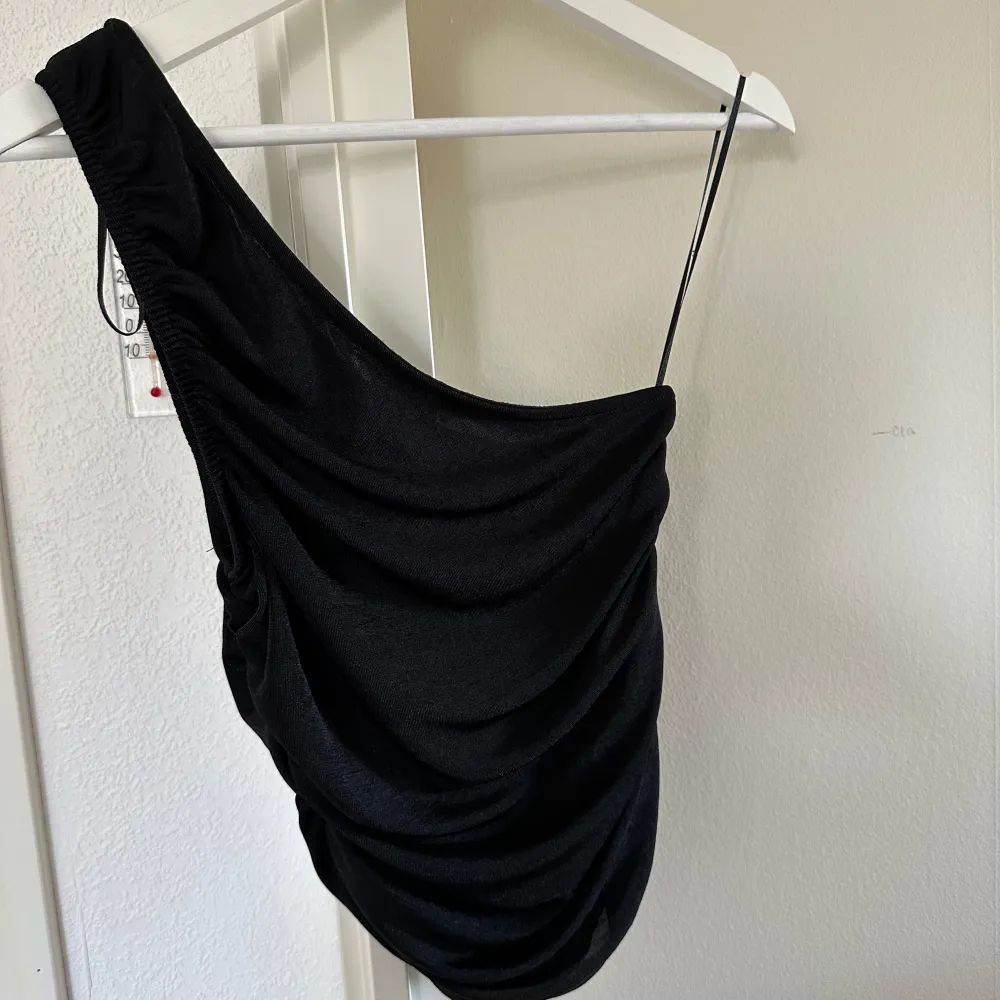 Festlig one shoulder topp från vero moda. Använd vid ett tillfälle. Perfekt under en kavaj eller som den är. Piffar upp outfiten för en utekväll! Tveka inte att höra av dig för fler bilder eller andra frågor. Priset kan diskuteras. . Toppar.