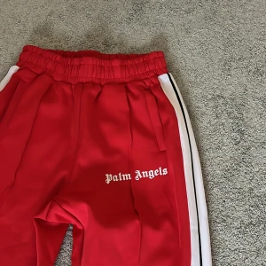 Palm angels byxor - Hej säljer dessa palm angels byxor. Köpta för 800kr och är i size S. Säljer snabbt och enkelt för 400kr. Skick 10/10 aldrig använda. 