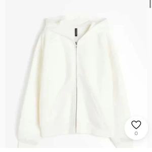Zip hoodie - Fin ziphoodie från hm, säljer för att den inte har fått nån användning. Den är inte lika vit som på bilden men ändå jättefin  Skriv gärna om du har funderingar 💗💗💗💗