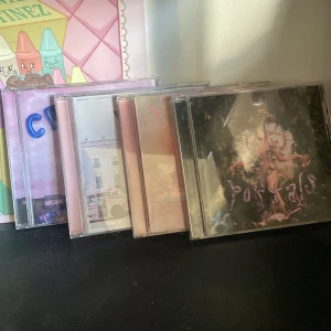 CD-samling med olika album och EPs - Säljer en samling av CD-skivor med olika album och EPs från Melanie Martinez. Inkluderar 'Portals' "k-12” “afterschool-ep” och “crybaby”