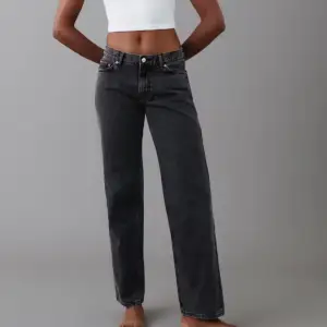 Jeans från Gina i modellen low straight, storlek 38, mycket bra sick är typ som nya 