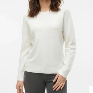 Vit stickad tröja dam - Jättefin vit stickad tröja från vero Moda. Använd ca 2-3 gånger, ser ut som ny 🥰