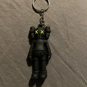 Kaws keychain  - Nyckelring i svart 