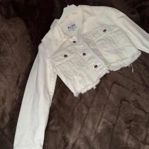 croppad jeans jacka  - Croppad jeans jacka från NAKD, använd en gång