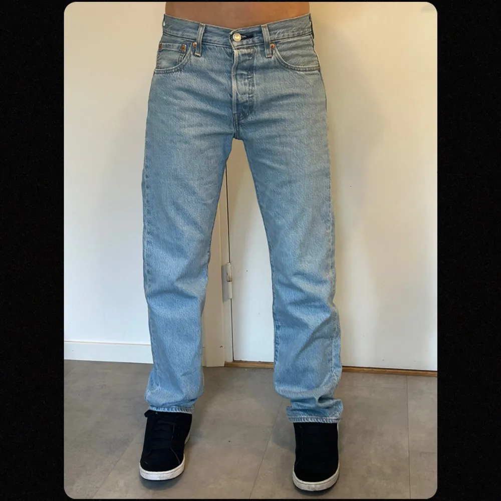 Ett par jeans köpta i Levi’s butiken i Karlstad. De är i mycket fint skick utan några defekter. De är unisex (passar alltså både tjejer och killar) och är i modellen 501. Hör av er för fler bilder/ frågor! Priset kan självklart diskuteras💖. Farkut & Housut.