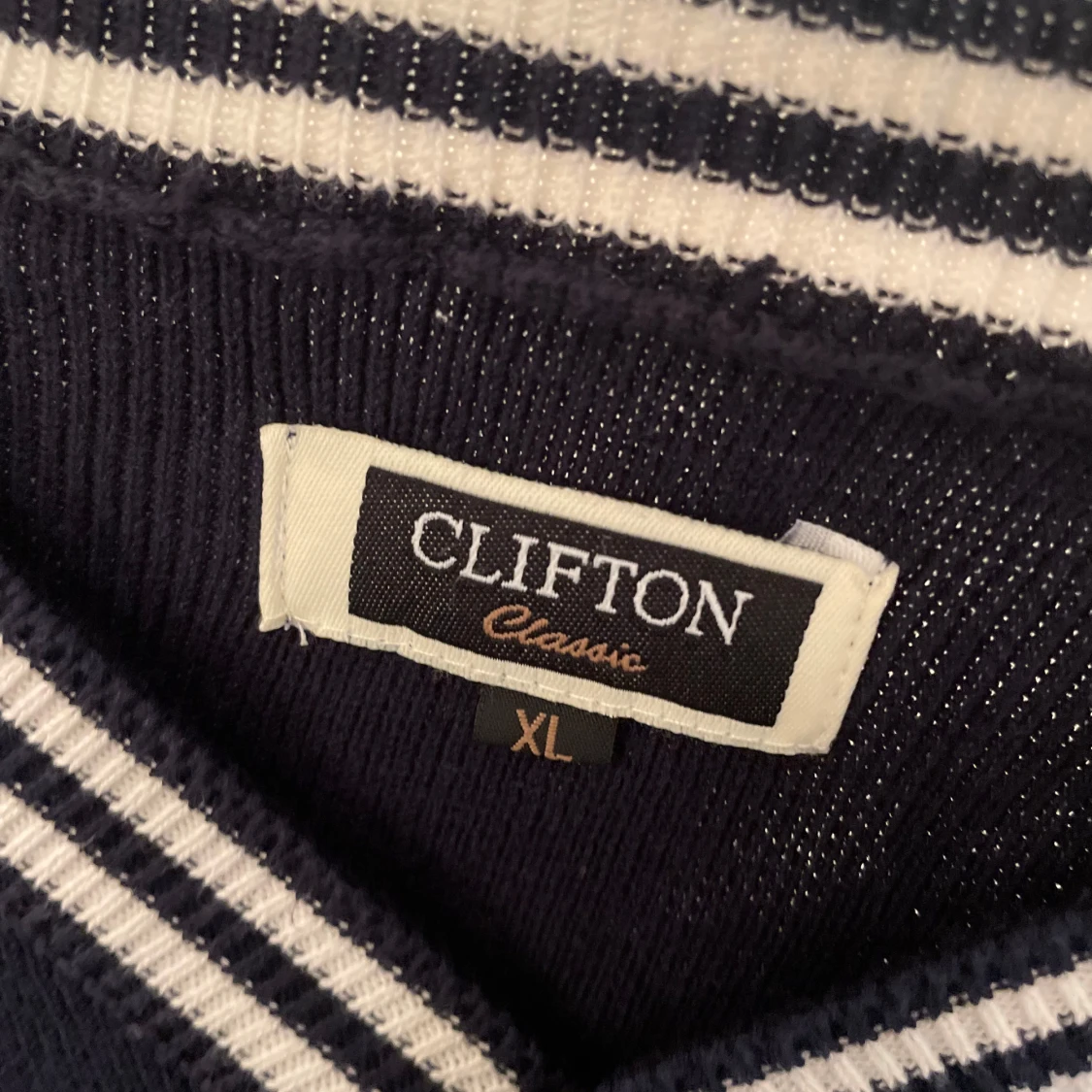 Mörkblå stickad väst från Clifton - 91