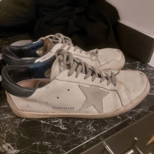 Golden goose - Säljer nu mina golden goose då jag växt ur dom. Skicket är 6/10 du får med boxen också.