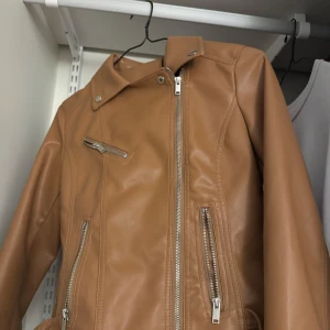 Höst Jack  - Hej jag säljer bra skick höst jacka stl S jag använde inte det står på gadarob ni kan ser själv att det är bra skick ingen fläckar 