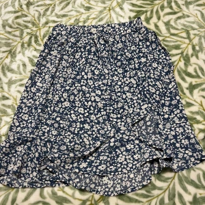 Blommig kjol - Använd en gång Väldigt bekväm Storlek S