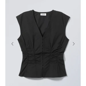 Topp weekday - Säljer denna populära topp för den inte kommer till användning. 