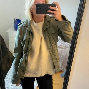 Grön jeansjacka - Skitnsygg jeansjacka från Levis. Använder inte längre men väääääldigt bra skick🤍