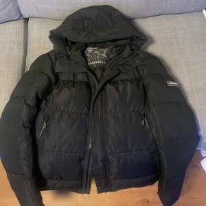 Kings will dream jacka - Kings will dream jacka i storlek medium. Den har ett hål under armen, men der är inget som syns vid användning. Jag har inte använt den mycket och den är i bra skick förutom hålet.