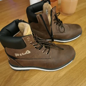 Fila fodrade kängor  - Fodrade Fila kängor i storlek 38  Endast använda en gång - nyskick  