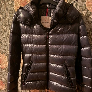 Moncler  - Säljer nu min supersnygga Moncler jacka som tyvärr är för liten för mig☹️ Det är en höst jacka men jag använde den hela förra vintern utan att frysa! Toppskick förutom lappen på insidan (bild 3)❤️
