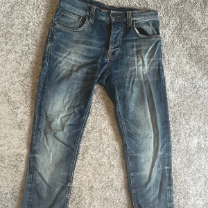 Nudie jeans - Ett par feta slim nudie jeans i modellen grim tim🤩 jeansen är i väldigt bra skick och har användt de endast fåtal gånger 😋