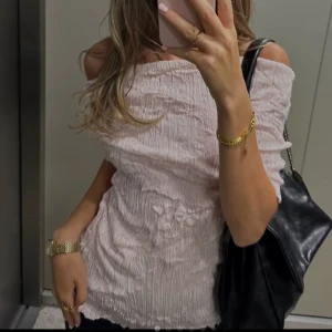 Zara topp rosa - Säljer en helt oanvönd off sholder topp från zara. Storlek M men skulle säga S☺️