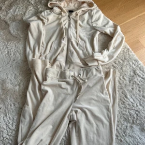 Velourset / mjukisset - Supermjukt och mysigt velour set / mjukisset från Gina Tricot. Perfekt för en chill dag hemma eller en promenad i parken. Passar perfekt till hösten och vintern! Den är i jättebra skick också! Byxor i xs & tröja i xxs