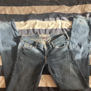 low waist vintage hollister jeans💞 - Köpte dessa på Sellpy nån månad sen men säljer nu för att dem inte passar mig, storleken är L men jag skulle säga att de passar mer som M eller S, det står stretch men jag skulle inte säga att de är så stretchiga💗 passformen är skinny/bootcut💞