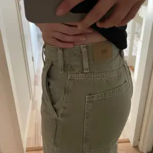 säljer ett par gröna, vida, högmidjade jeans som bara är använda några få gånger så är i väldigt bra skick. minns ej originalpris