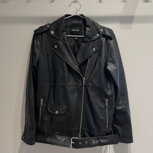 Biker/skinnjacka - Skavd i nacken men inget som syns när den är på, utöver det bra skick. Oversized