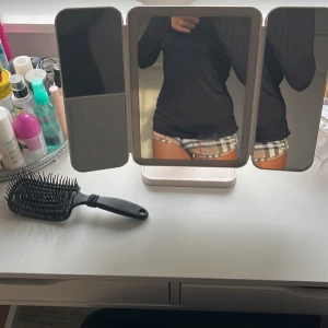 Svart tajt tröja💞 - Sitter precis bra tajt runt kroppen, inte för tajt o inte för lite utan perfekt, jätte skönt material! Köpt på MQ men märke är ”Stockholm LM”