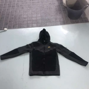 Nike tech fleece  - Säljer en fin Nike tech fleece i storleken S, skicket är 8/10 och därav väldigt fin tröja och inte använt den mycket 