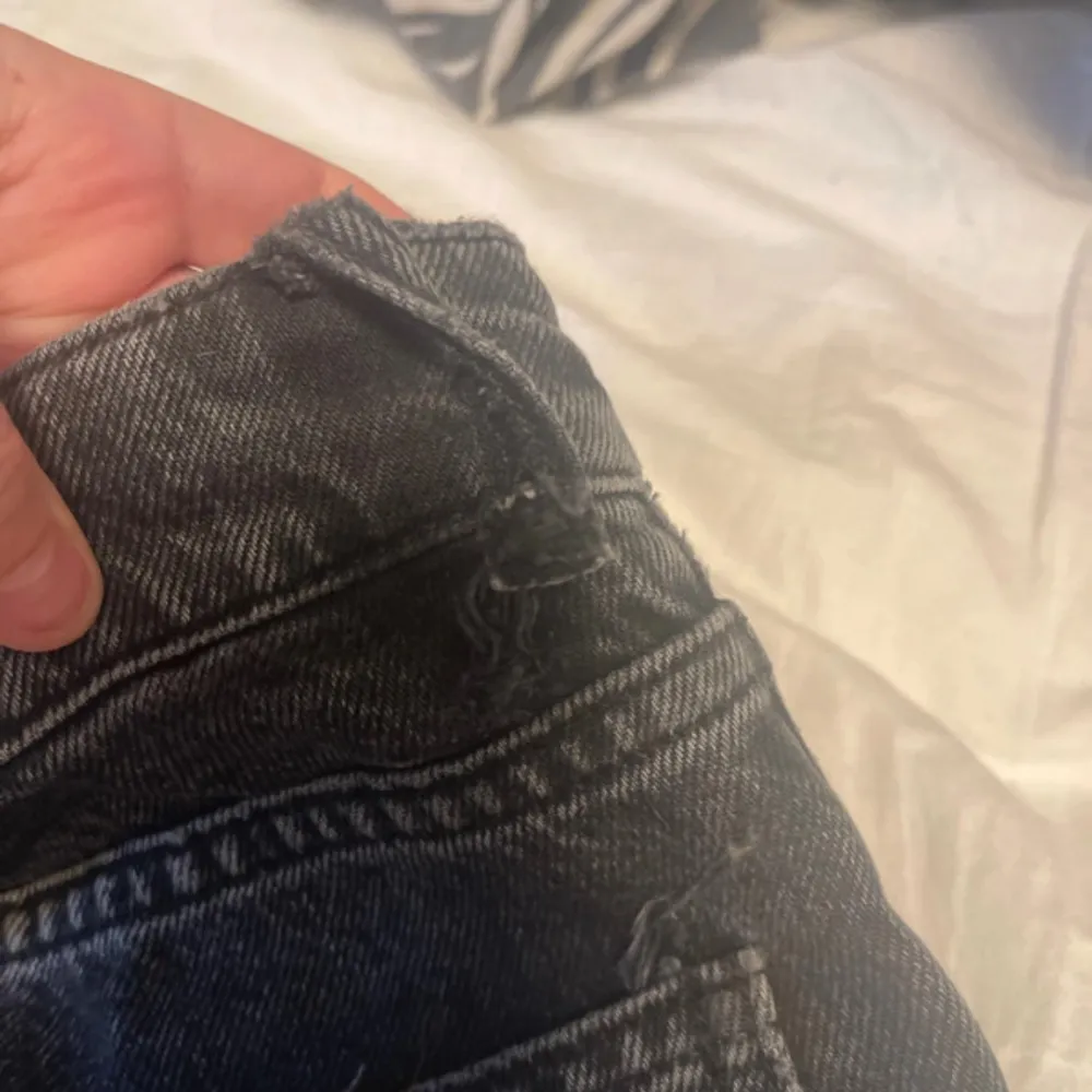 Bra skicka, använda 1 gång, ena öglan är sönder(bild3), lite stretch . Jeans & Byxor.