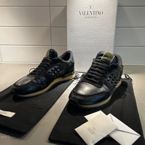 Valentino rockrunners  - Ett par valentino rockrunners i super skick allt og kommer med, perfekta nu till vintern, storlek 41-42. Pris går att diskutera vid snabb affär, skriv om ni har fler frågor!😉