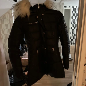 RockandBlue - Jätte fin vinterjacka som jag har använt en vinter, säljes då den inte passsr mig längre. Finns tyvärr inget kvitto då jag köpte den begagnad.(pälsen är inte äkta)