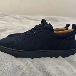 Loubs - Säljer ett par mörkblåa loubs för tappat intresse i skorna. Skick är 7/10 kan va lite smutsiga men inget som inte går att tvätta bort. Skriv för mer info.