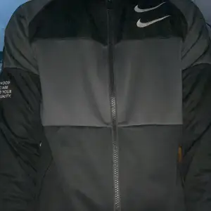 Tja! Säljer denna sköna Double Nike fleece. Säljer den på grund av dålig använding. Inga defekter. Skick: 10/10. Size: XL 158-170. 