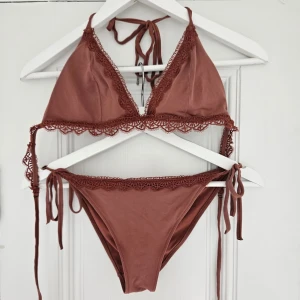 Bikini - Supersnygg bikini från h&m med "spets" runt om❤️ kopparfärgad typ röd/brun. Stl 38 i botten och 40 i toppen men passar mig som vanligtvis bär S/34-36 då den går att knyta hur man vill