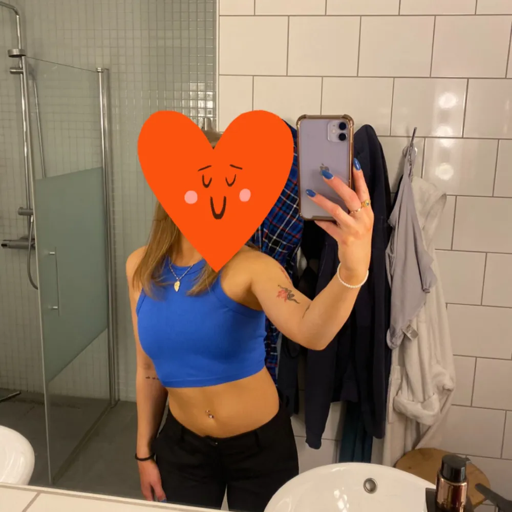 Ribbad blå croptop. Toppar.