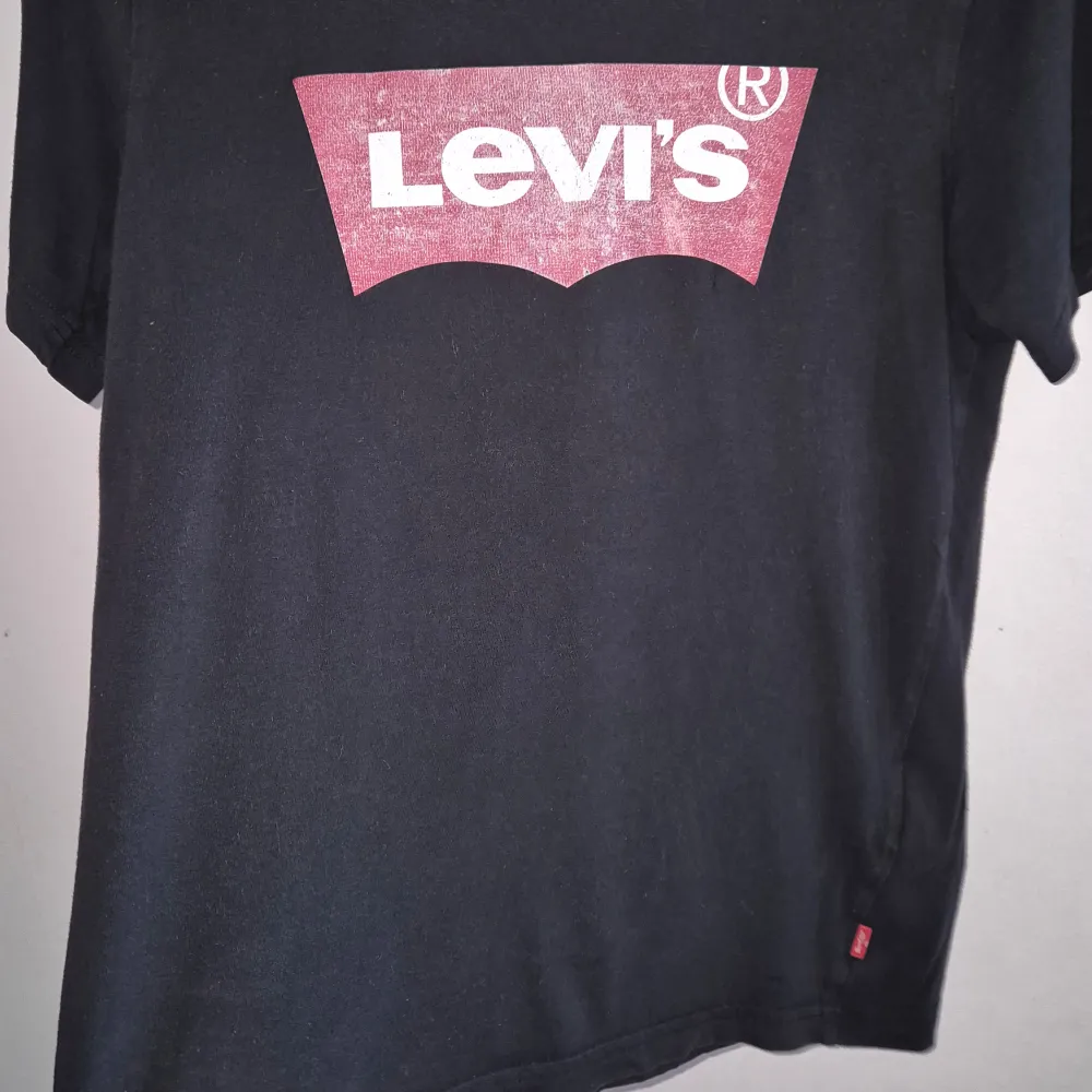 Snygg t shirt från Levis med logga framtill på bröst! Köpt på kids brandstore  Storlek 158/164 ca 14 år Fint använt skick! Djur och rökfritt hem. T-shirts.