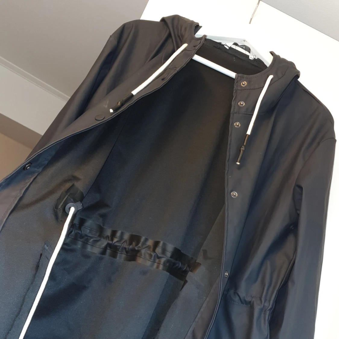 Svart regnjacka med huva - 90